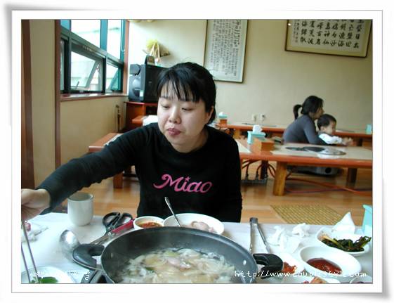 Miao 상의 입고 젓가락으로 전골 요리 즐기는 식객, 식당 배경