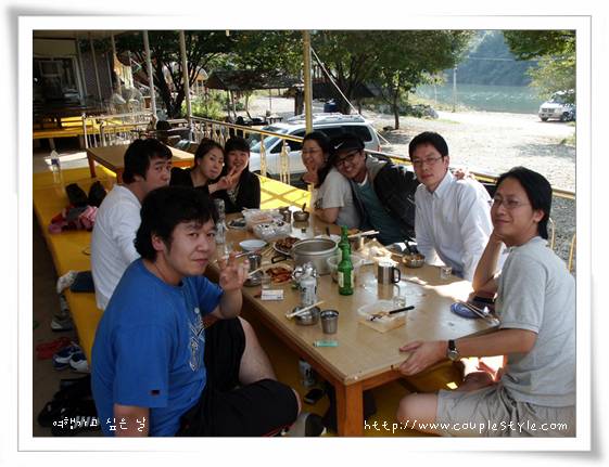 강변 야외 식사, 편안한 분위기 속 친목 모임