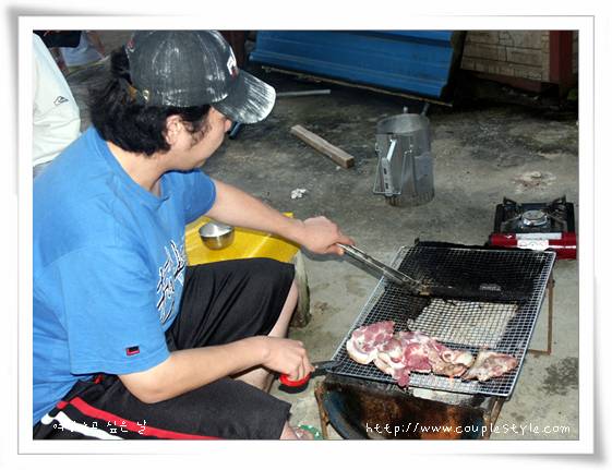 모자 착용, 숯불 석쇠 위 삼겹살 집게로 굽기