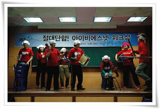 빨간 티셔츠 흰 모자 단체 무대 워크샵 활동