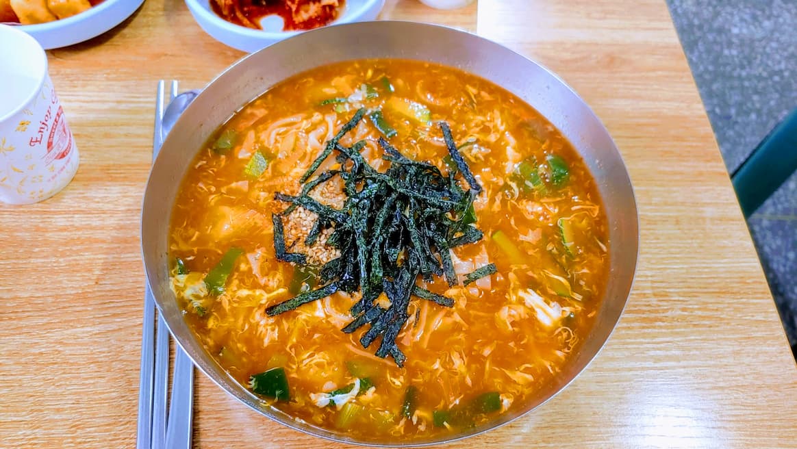 김가루와 깨 얹은 따뜻한 국수, 스테인리스 그릇, 나무 상