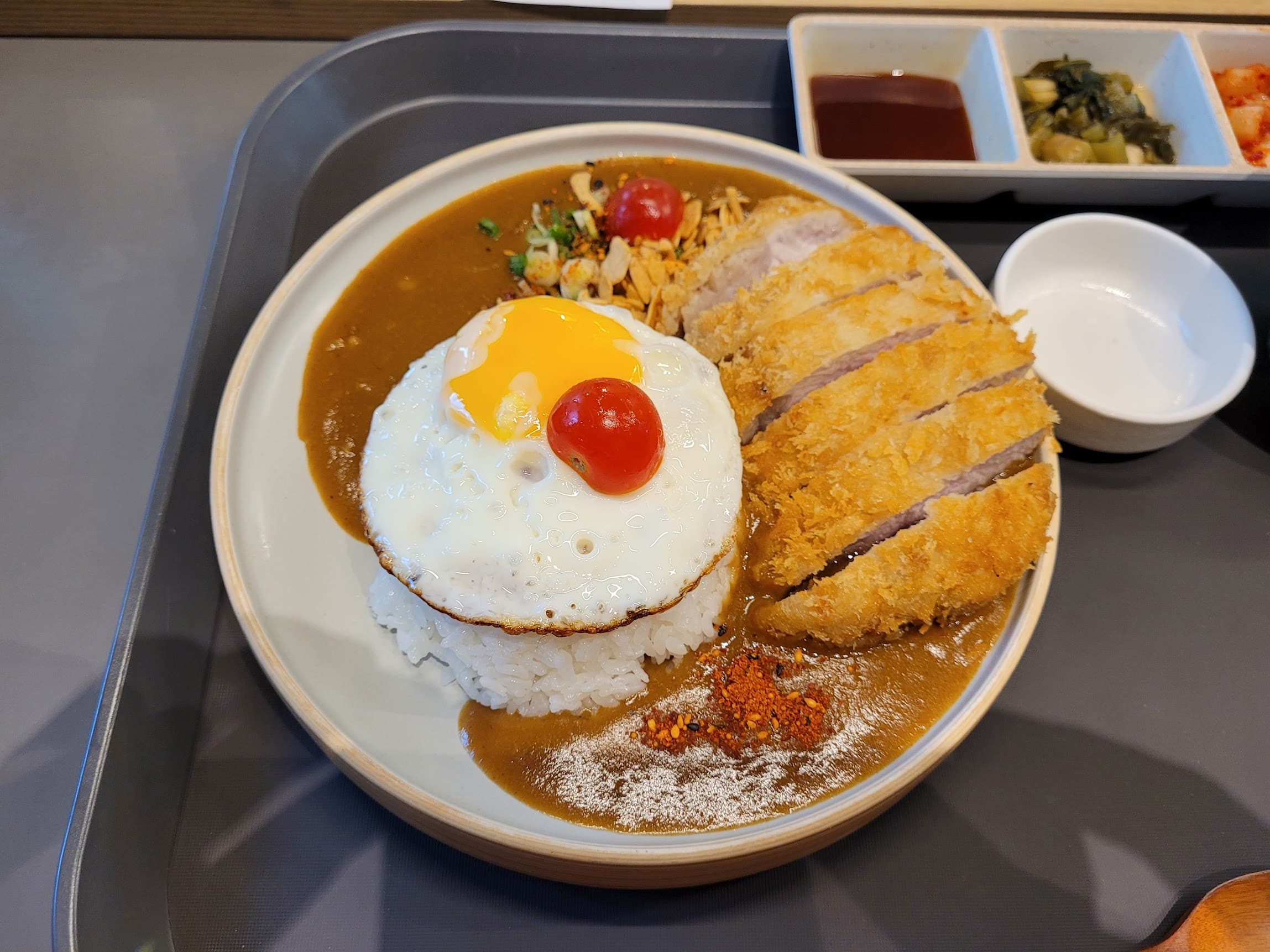 바삭한 돈까스, 계란 프라이 올린 카레밥, 방울토마토, 반찬