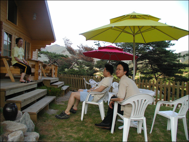 목조 캐빈 야외 파티오 우산 아래 여가 활동