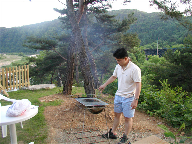 야외 그릴 바비큐 조리, 울창한 산림과 강변