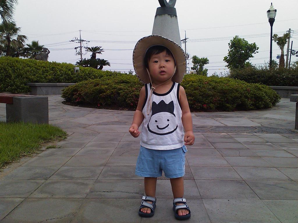 밀짚모자 어린아이, 왕관 웃는얼굴 티셔츠 야외 포장도로