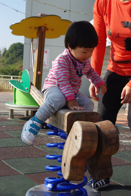 놀이터 흔들말 위 줄무늬 옷, 파란 스프링, 나무 놀이기구