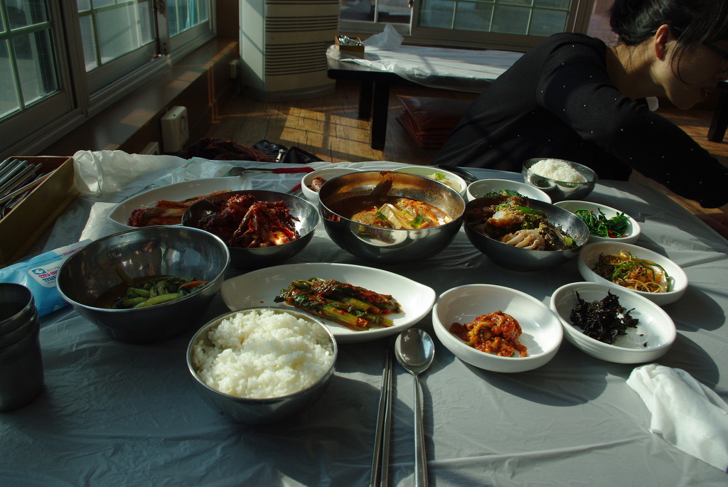 푸짐한 한정식, 밥, 김치, 여러 반찬 차려진 상