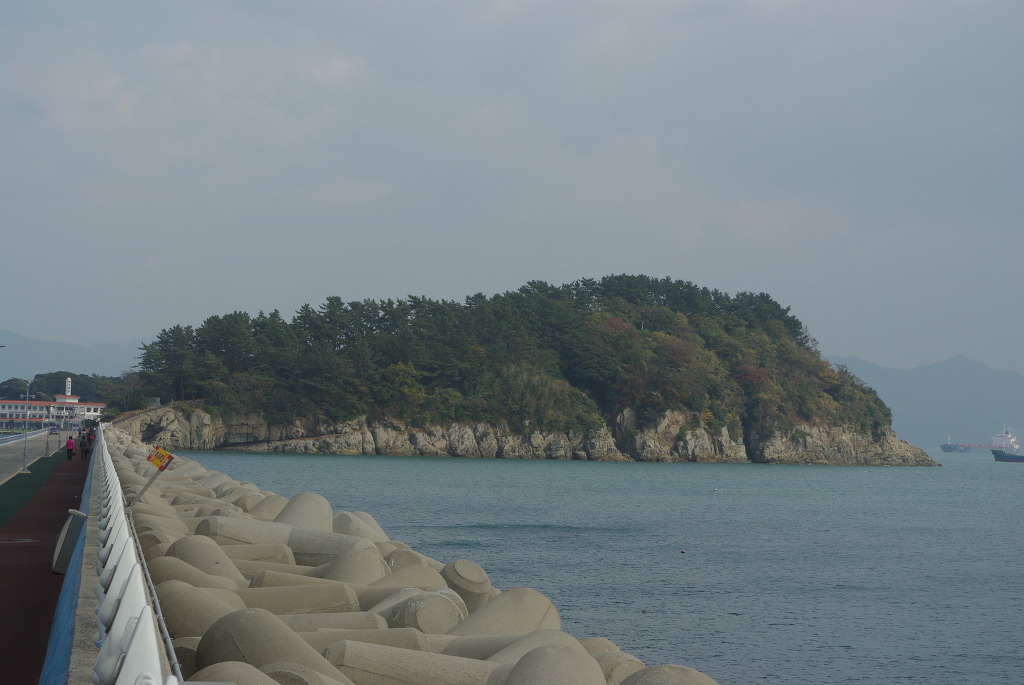 녹음 우거진 섬, 테트라포드, 해안길, 푸른 바다, 멀리 선박