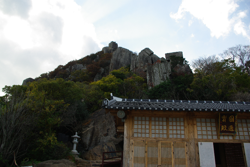 통도사 응진전, 웅장한 바위산, 가을 나무, 석등