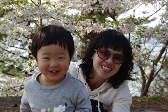 환하게 웃는 아이와 어머니, 하얀 벚꽃 배경 봄날