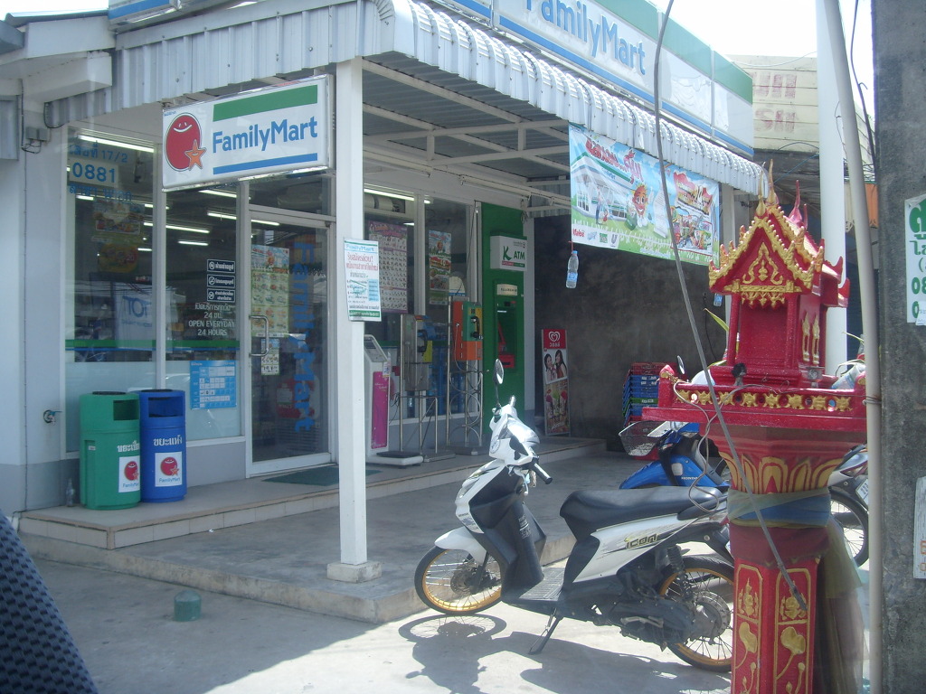 FamilyMart 편의점 외관, 스쿠터, 빨간색 금색 태국 신당.