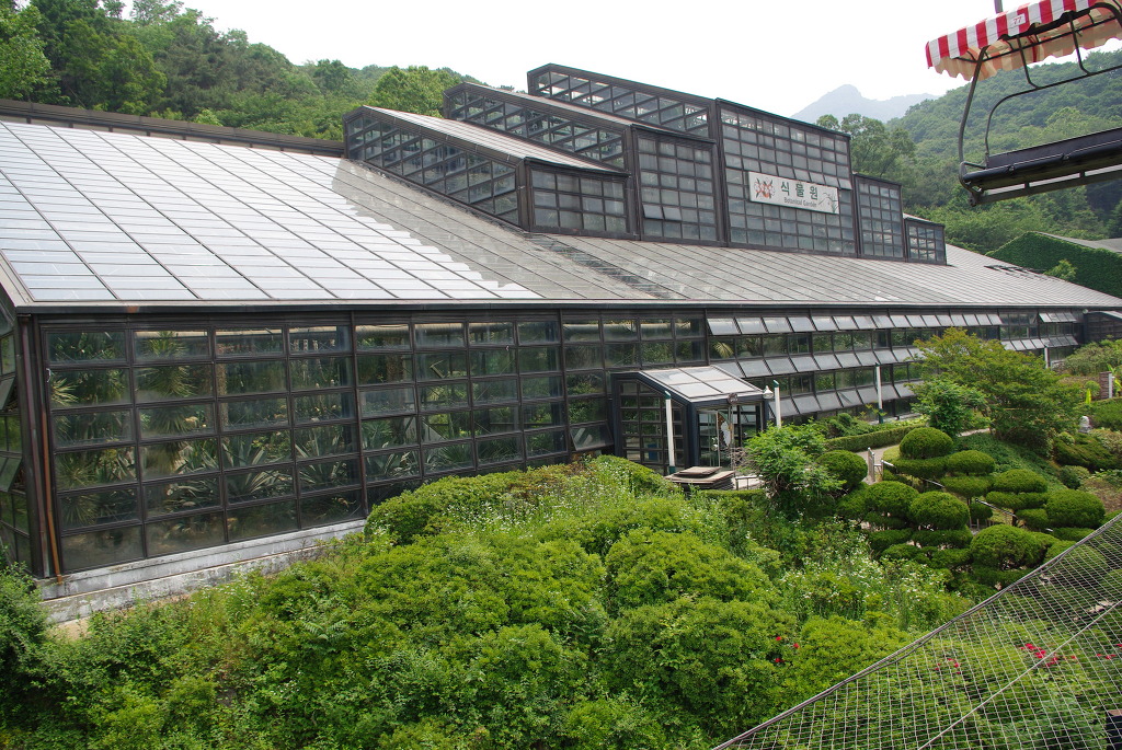 유리온실 식물원, 푸른 숲 산 배경, 스키 리프트