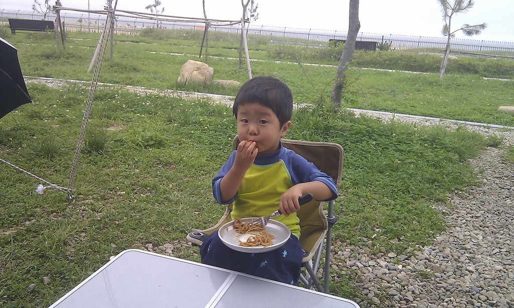 국수 식사, 캠핑 의자, 야외 공원 풍경, 푸른 잔디밭