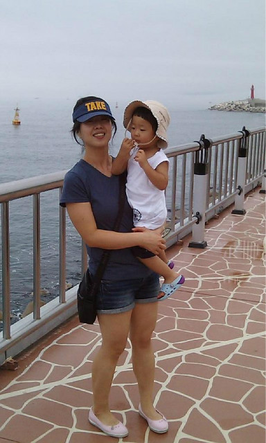 바다 산책로, 어머니 유아 등대 배경 행복한 표정