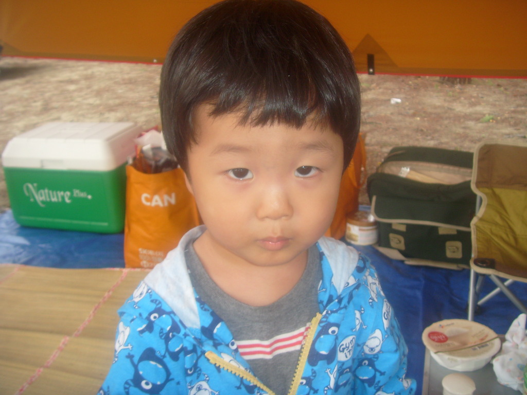 파란 후드티 어린아이, 캠핑장비 텐트 배경 정면 응시