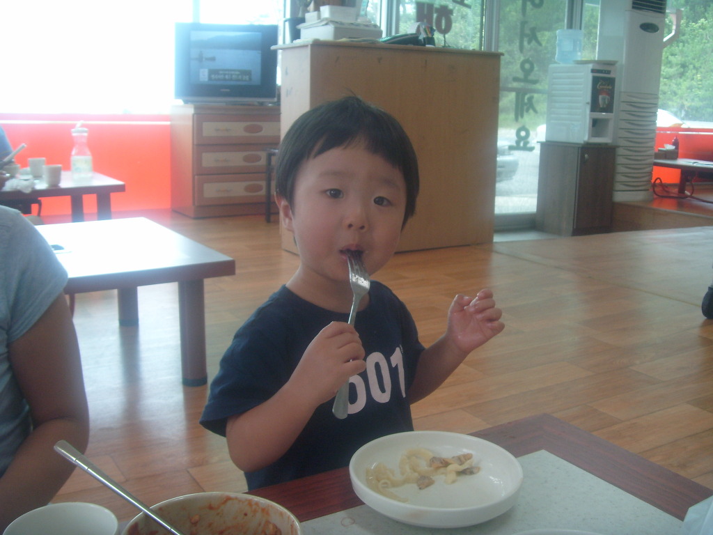 어린이, 001 셔츠 입고 식당 테이블에서 포크로 파스타 식사