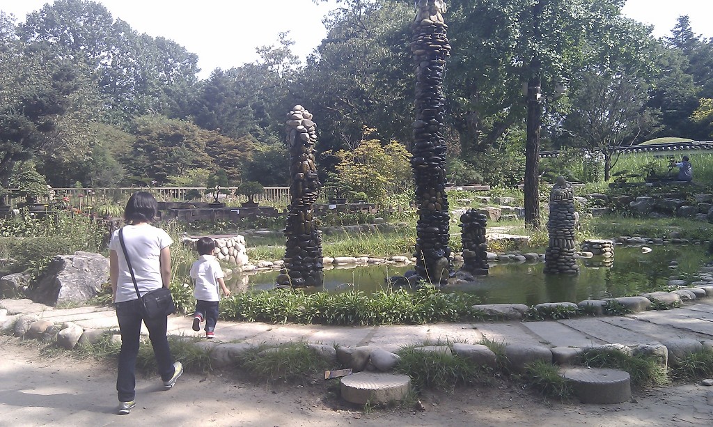 조경 정원 연못 돌탑, 오솔길 걷는 두 행인