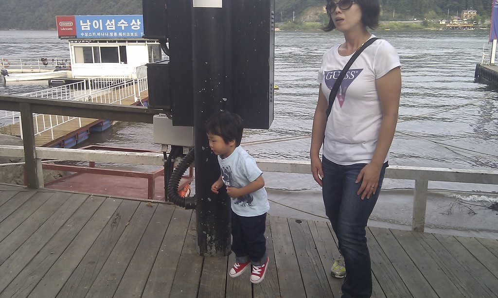 나무 부두 위 아이 어른, 남이섬 수상 건물 강변 배경
